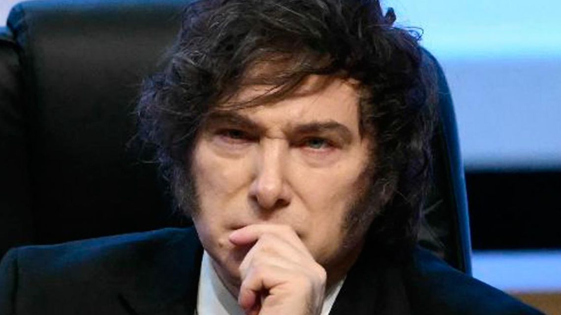 Milei descartó retiro inmediato y advirtió: “No me van a llevar puesto como a Macri”
