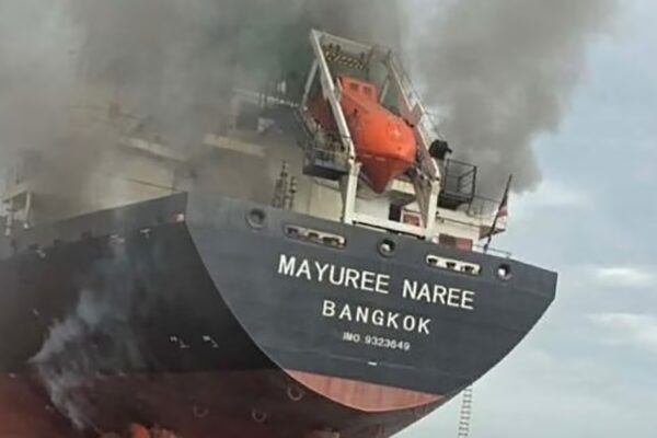 Ataque a carguero tailandés en el Estrecho de Ormuz: 20 rescatados, 3 desaparecidos y preocupación por seguridad marítima