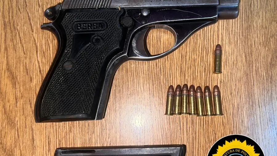 Desarticulan fiesta clandestina en Paraná: detenido armado, pistola secuestrada; disturbios dañaron un móvil