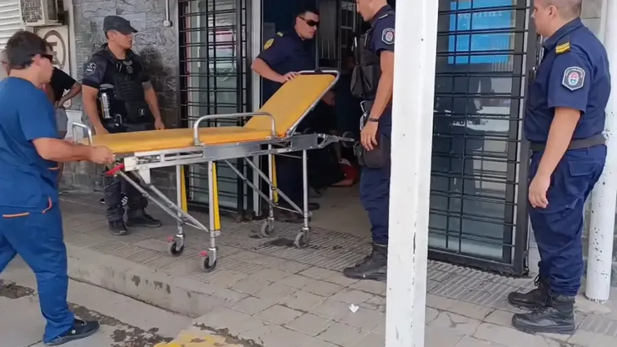 Alarma por seguridad: paciente del Carrillo arrebató un arma a un policía y disparó al jefe de la Comisaría Quinta