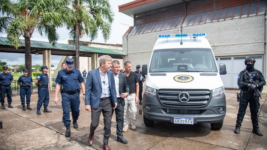 Frigerio entregó móviles, armamento y una herramienta para desbloquear celulares en el 192° aniversario policial