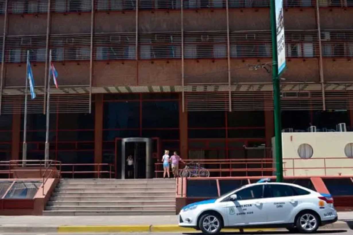 Suspenden juicio por abuso tras fuga del acusado; ahora es buscado por violento tiroteo