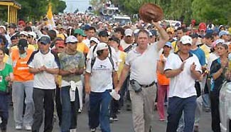 La lluvia no pudo con la Fe en la Peregrinación de los Pueblos