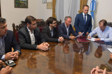 Bordet firmó créditos en dólares para cuatro intendentes de Cambiemos