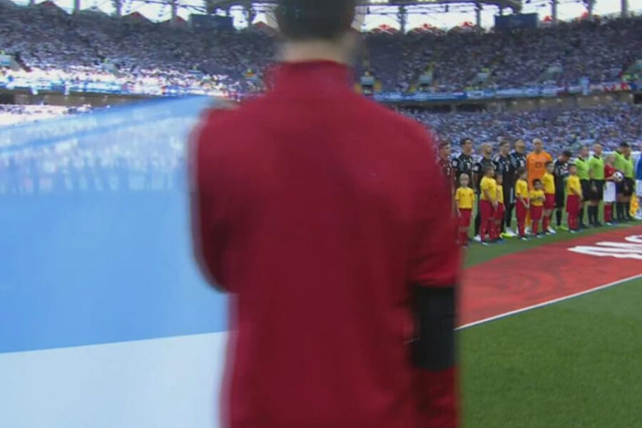 Por qué Caballero no se paró como sus compañeros y le dio la espalda a Messi en el himno (qué miraba el arquero entrerriano)