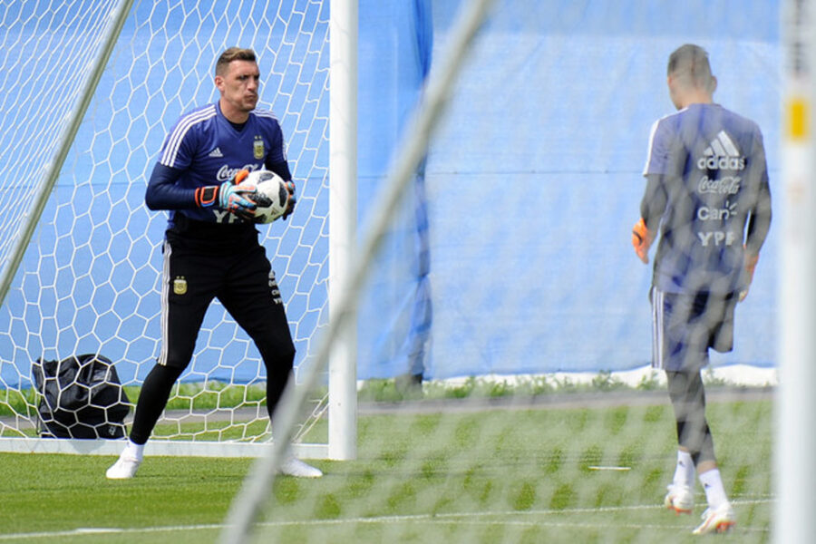Franco Armani, en el arco que quema: el sueño de toda la vida y el desafío de jugar con los pies (tras el fallido del entrerriano Caballero)