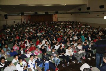 Cientos de estudiantes participaron en la charla debate con Sebastián Mascherano