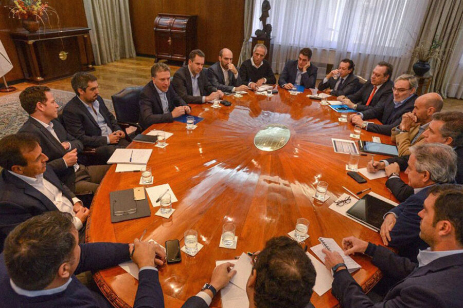 Congelan nuevos gastos en los ministerios hasta fin de año como señal a los mercados (gobernador entrerriano pide buscar consensos)