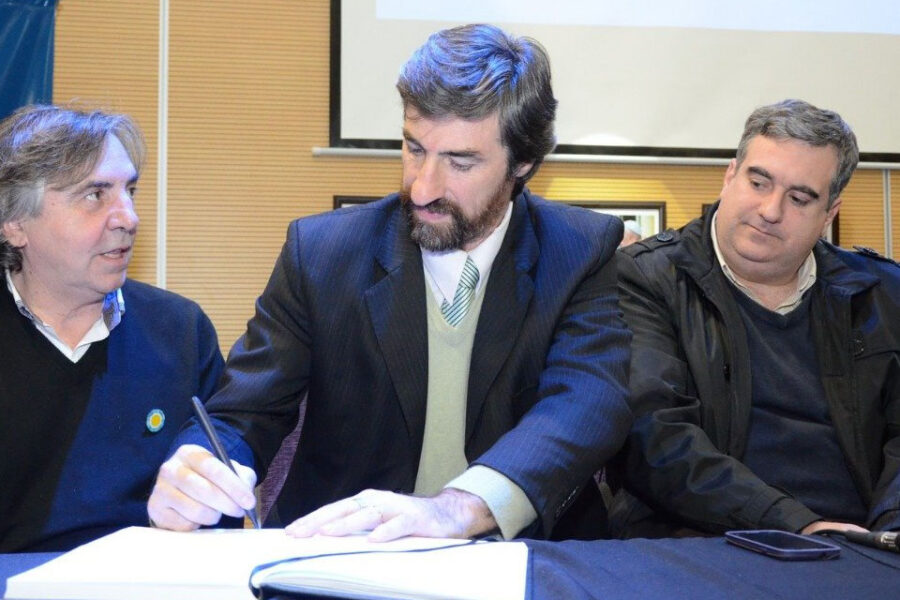 Le sacaron el archivo donde firma el Pacto que hoy cuestiona