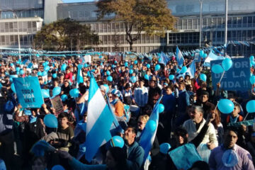 En Paraná marcharon contra la ley a horas de la votación