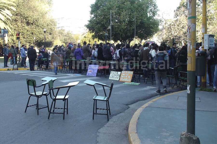 Universitarios definieron mantener el paro