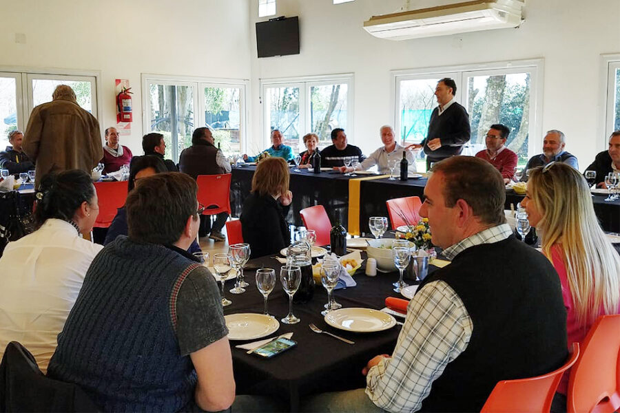 Lacoste suma fotos con intendentes