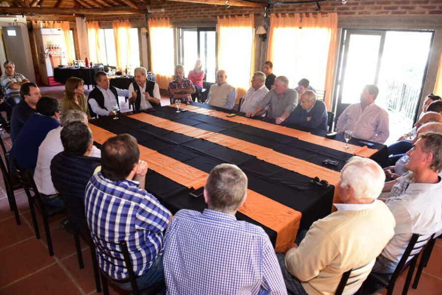 Urribarri con ex intendentes piden un congreso partidario