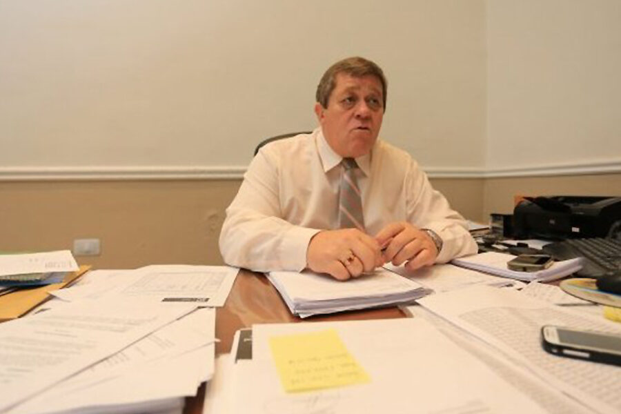 El secretario de Trabajo se defiende y sigue en el cargo