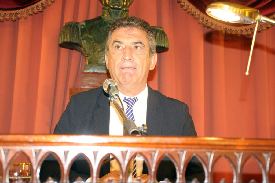 Urribarri pide un control de los contratos de ambas cámaras