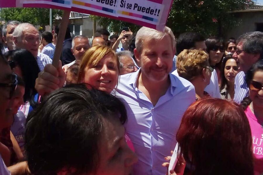 Burlas por la foto de Frigerio con una denunciada por los contratos truchos