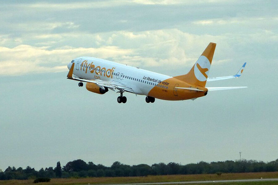 Curiosa publicidad: Flybondi les pide a los legisladores que bajen el gasto público utilizando sus servicios (un entrerriano les contestó)