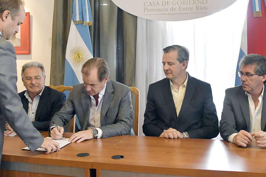 Bordet firmó contratos millonarios para dos ciudades de Cambiemos y una del PJ