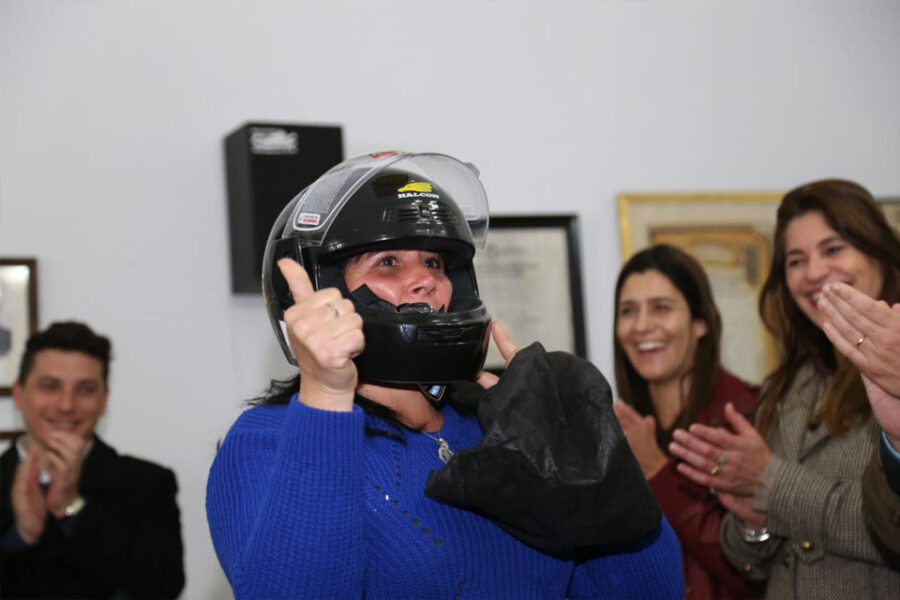 Se entregan premios a buenos conductores y cascos sorteados por redes sociales