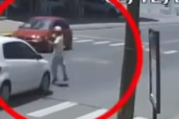 Un “carancho” saltó sobre un auto para fingir que lo atropellaban y las cámaras de seguridad lo delataron (en Entre Ríos)