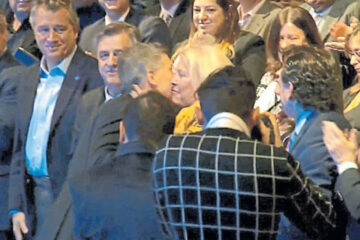 Elisa Carrió no rompe con Mauricio Macri, pero piensa en jubilarse y la cuerda está muy tensa (referencia a Bordet)