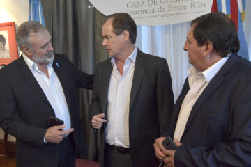 Bordet firmó contratos millonarios para dos ciudades de Cambiemos