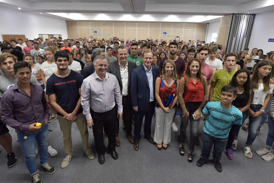 Bordet se diferenció de Macri y destacó su inversión