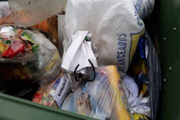 Al depositar basura, piden que lo realicen correctamente