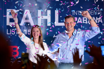 Bahl celebró el triunfo en Paraná