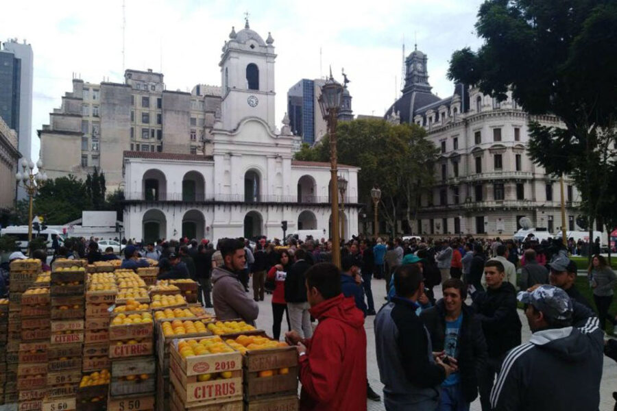 Productores entrerrianos participan del frutazo contra la crisis
