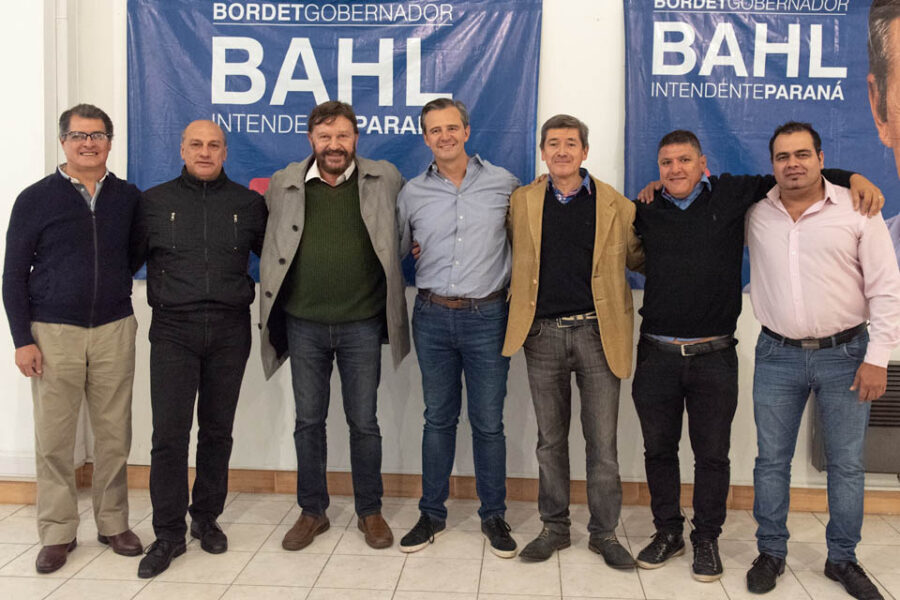 Bahl alineó a ex competidores