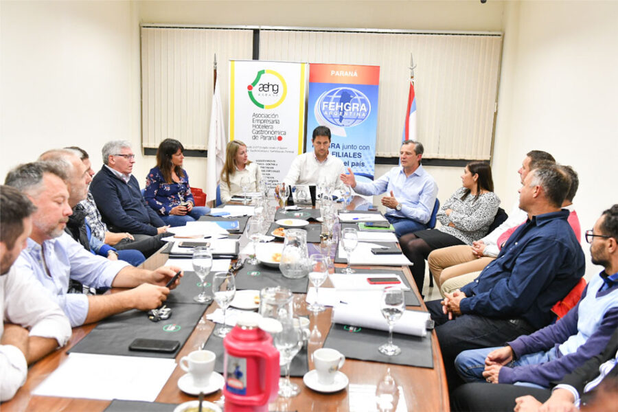 Bahl proyecta su agenda de turismo con empresarios