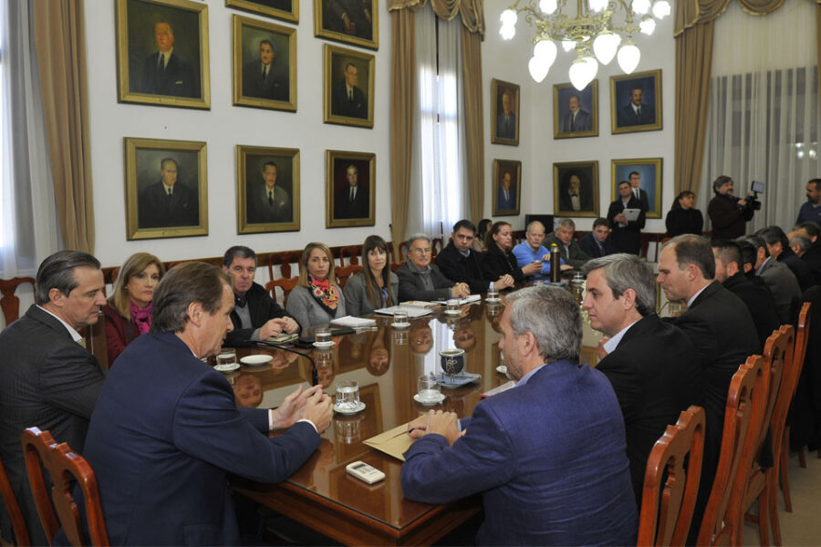 Bordet completó ronda de intendentes con vecinalistas electos