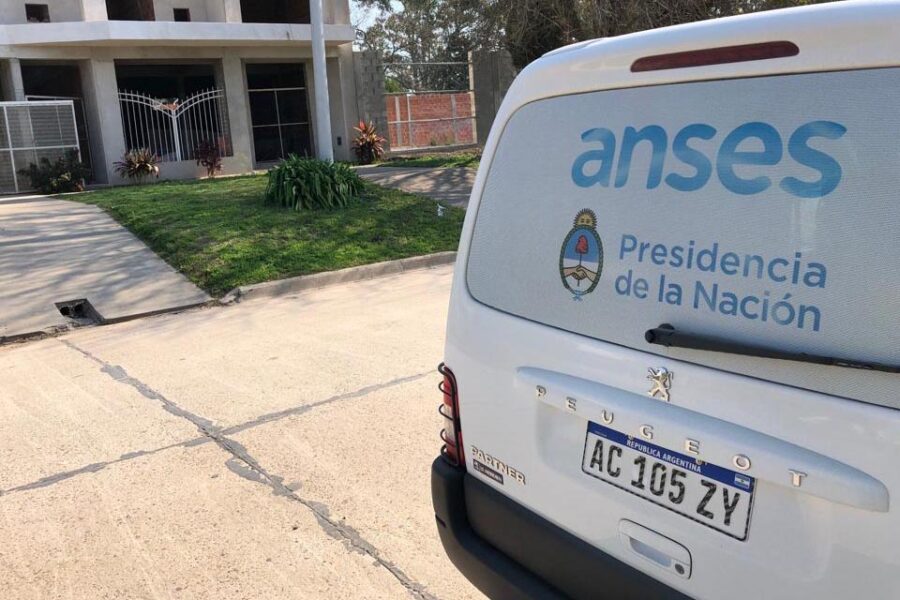 Indignación por vehículos de Anses en el acto de Cambiemos