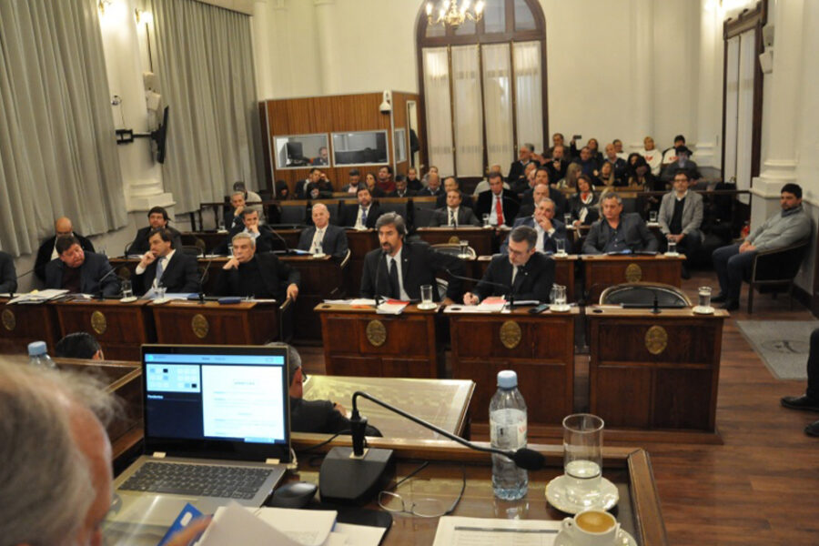 Sólo el PJ repudió en el Senado un decreto de Macri