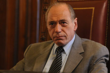 Viene Zaffaroni en medio de la polémica por honorarios