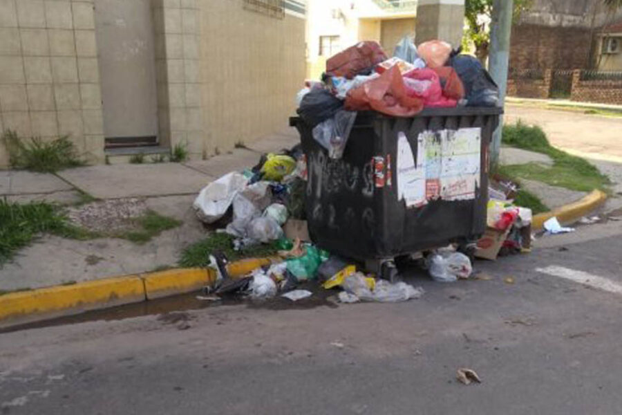 Se acumula la basura en las calles por el conflicto con municipales