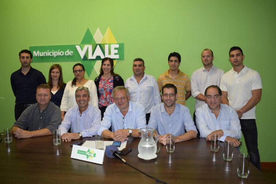 Su jefe se subió el sueldo a $100 mil y él ahorra achicando el gabinete