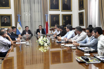 El gobierno salió a cruzar a la Mesa de Enlace