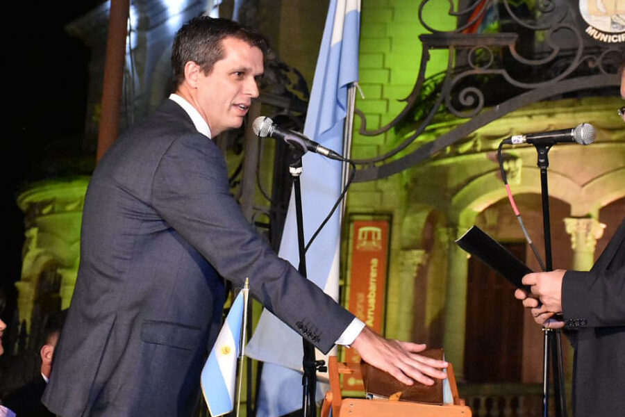 Cresto redujo secretarías y gastos políticos