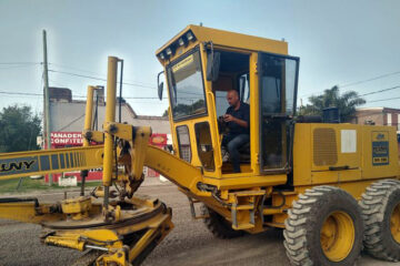 Intendente arriba de la motoniveladora