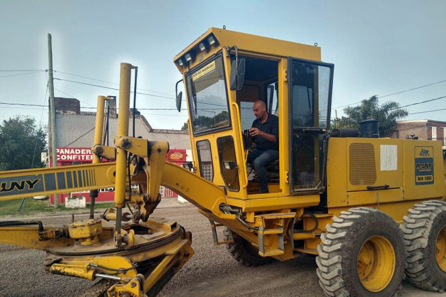 Intendente arriba de la motoniveladora