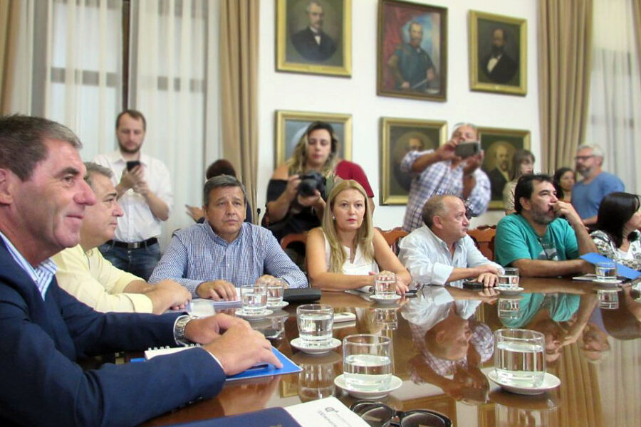 Más reacciones oficialistas contra el paro de Agmer