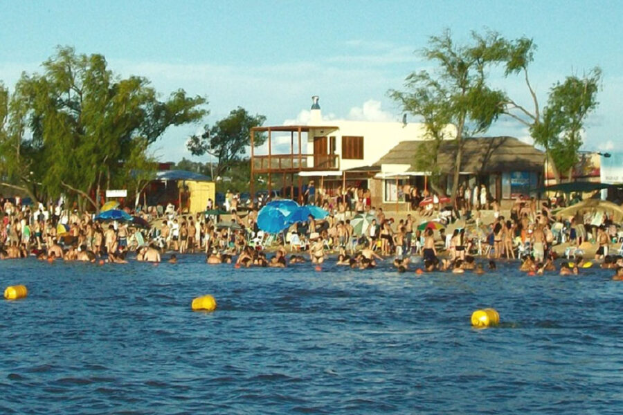 Exigen abrir al turismo la temporada de verano