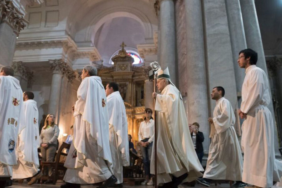 La Iglesia pide seguir las misas por radio, televisión o Internet