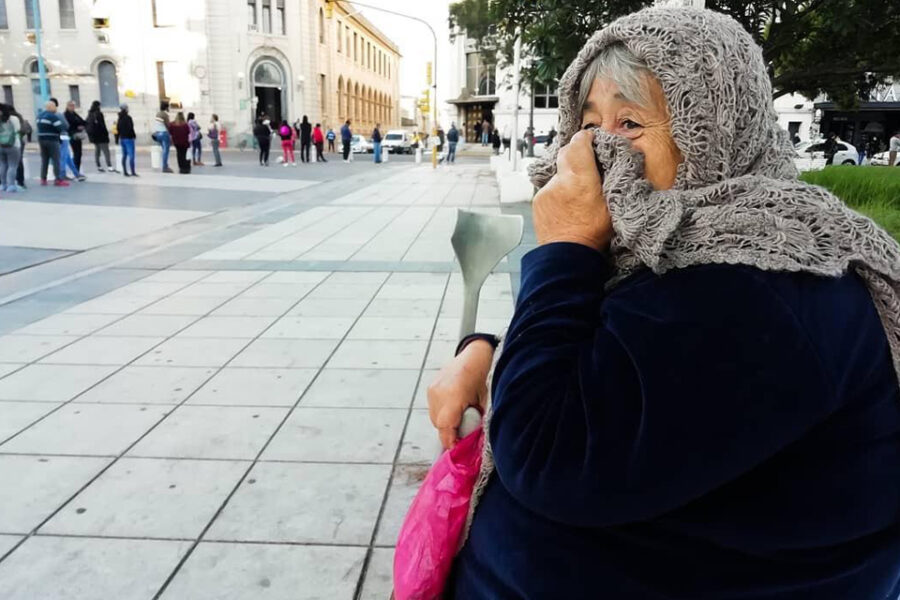 La oposición responsabiliza al gobierno por las colas en los bancos