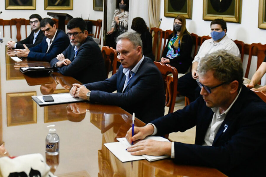 Intendentes oficialistas cruzan a opositores por las flexibilizaciones