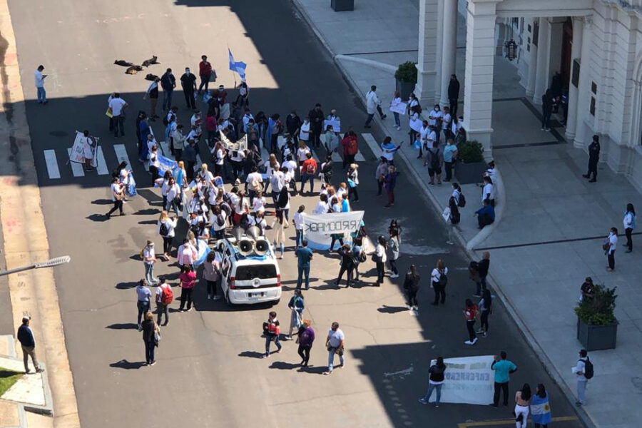 Enfermeros protestaron en Paraná