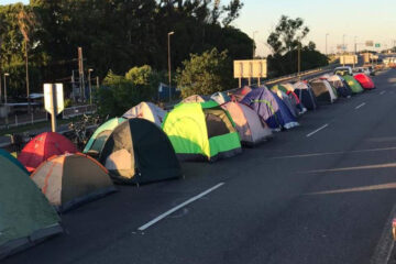 Marcharon y acampan por la Ley de Humedades