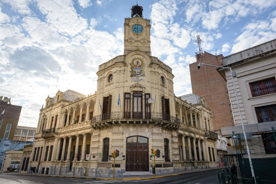 Bahl disolvió 41 cargos creados por Varisco